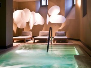 Disfrute del lujo del Circuito Spa del Radisson Blu Prado, que cuenta con un jacuzzi, tres lujosos sillones e iluminación artística moderna para una experiencia rejuvenecedora que redefine la relajación. - ForTwo - Planes para parejas