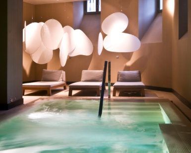 Disfrute del lujo del Circuito Spa del Radisson Blu Prado, que cuenta con un jacuzzi, tres lujosos sillones e iluminación artística moderna para una experiencia rejuvenecedora que redefine la relajación. - ForTwo - Planes para parejas