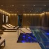 Disfrute de la serenidad de un spa en la moderna piscina cubierta del Hotel Seventy. Con iluminación azul, techo de madera y tumbonas, es perfecta para disfrutar del "Spa y masaje con aceites veganos y aromaterapia". - ForTwo - Planes para parejas
