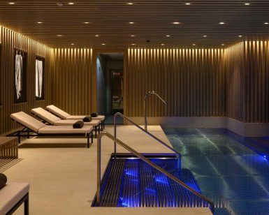 Disfrute de la serenidad de un spa en la moderna piscina cubierta del Hotel Seventy. Con iluminación azul, techo de madera y tumbonas, es perfecta para disfrutar del "Spa y masaje con aceites veganos y aromaterapia". - ForTwo - Planes para parejas