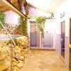 Disfrute de "Un circuito de spa perfecto en Guadix (Granada)" con jacuzzi, sauna de madera y duchas. Los detalles en piedra y la exuberante vegetación crean un tranquilo oasis interior que refleja la belleza natural de la zona. - ForTwo - Planes para parejas