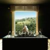 El moderno interior de la sauna cuenta con calefacción central y bancos de madera, lo que proporciona un remanso de paz. La vista a través de la ventana a las verdes colinas evoca la atmósfera relajante del famoso Circuito de Hidroterapia de La Cala Golf Spa Málaga. - ForTwo - Planes para parejas