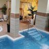 Disfrute de la Oferta de Spa Romántico en pareja con masaje y bebida en Madrid, que cuenta con un jacuzzi interior y una piscina rodeada de plantas en macetas y velas para una máxima relajación y placer. - ForTwo - Planes para parejas