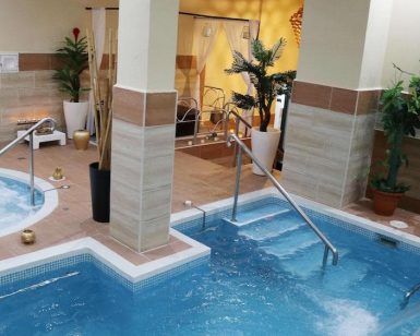 Disfrute de la Oferta de Spa Romántico en pareja con masaje y bebida en Madrid, que cuenta con un jacuzzi interior y una piscina rodeada de plantas en macetas y velas para una máxima relajación y placer. - ForTwo - Planes para parejas