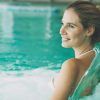 Una mujer en bikini blanco se relaja bajo un chorro de agua en una piscina, disfrutando de la tranquilidad antes de participar en el Circuito de spa con almuerzo o cena (Toledo). - ForTwo - Planes para parejas