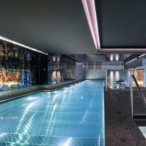 Disfrute de un lujoso circuito de spa en el Wellington Hotel Spa de Madrid, que cuenta con piscina cubierta con agua iluminada, decoración moderna, paredes de espejo e iluminación ambiental para una experiencia exquisita. - ForTwo - Planes para parejas