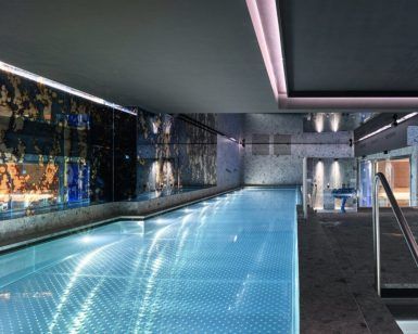 Disfrute de un lujoso circuito de spa en el Wellington Hotel Spa de Madrid, que cuenta con piscina cubierta con agua iluminada, decoración moderna, paredes de espejo e iluminación ambiental para una experiencia exquisita. - ForTwo - Planes para parejas