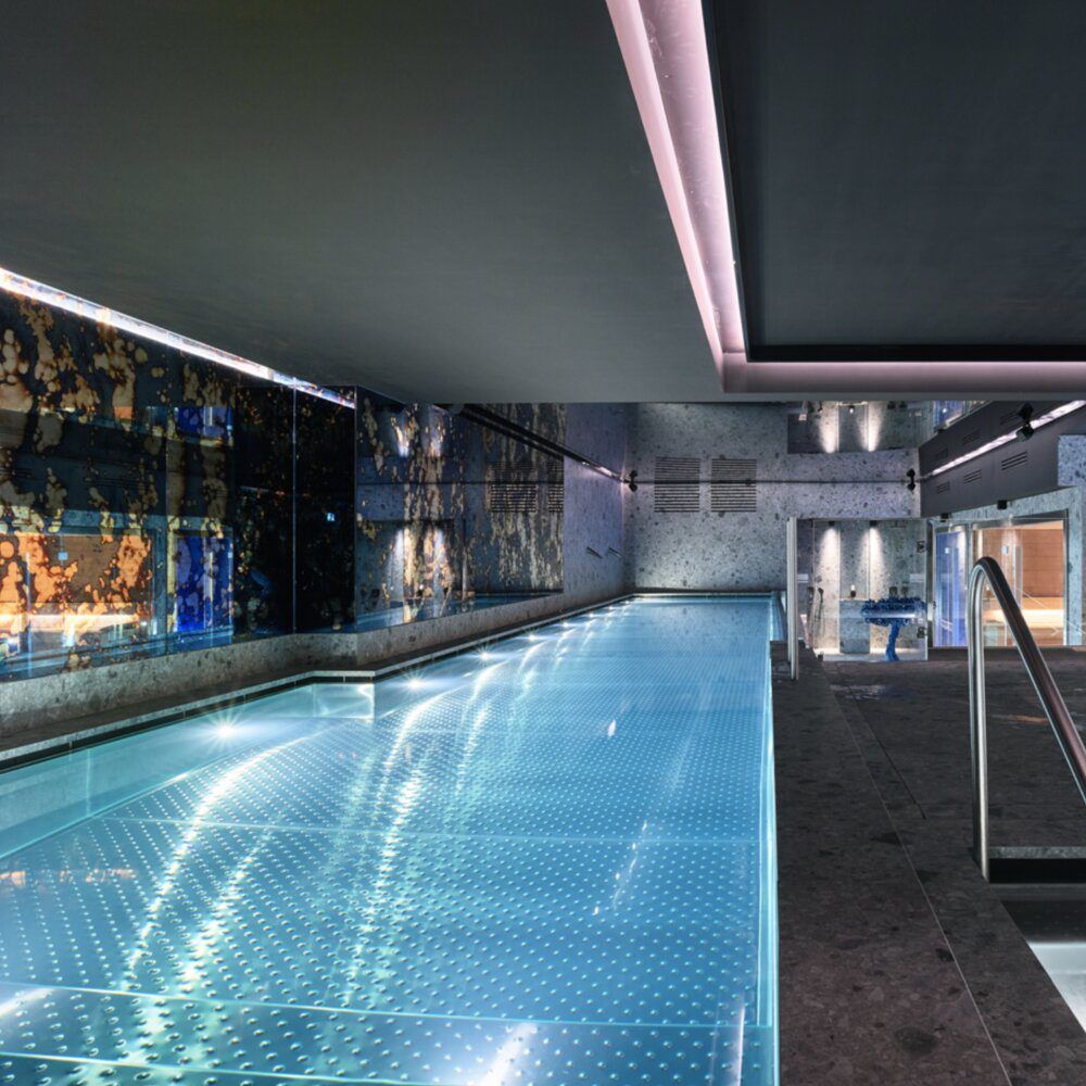 Disfrute de un lujoso circuito de spa en el Wellington Hotel Spa de Madrid, que cuenta con piscina cubierta con agua iluminada, decoración moderna, paredes de espejo e iluminación ambiental para una experiencia exquisita. - ForTwo - Planes para parejas