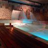 Experimente la tranquilidad en el Spa circuito termal celta y masaje (Vigo), que cuenta con cascadas de agua, una plataforma de madera iluminada con velas e iluminación ambiental y relajantes opciones de masajes para mejorar su rejuvenecimiento. - ForTwo - Planes para parejas