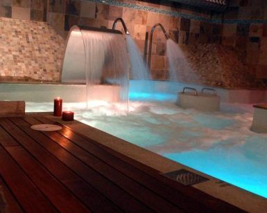 Experimente la tranquilidad en el Spa circuito termal celta y masaje (Vigo), que cuenta con cascadas de agua, una plataforma de madera iluminada con velas e iluminación ambiental y relajantes opciones de masajes para mejorar su rejuvenecimiento. - ForTwo - Planes para parejas