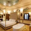 Experimente el lujo de la suite Preciosa en el Hotel Axel solo para adultos en Madrid, con su techo ornamentado, cama grande, bañera independiente y decoración elegante. - ForTwo - Planes para parejas