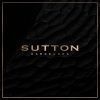 Las palabras "Sutton club Barcelona" aparecen sobre un fondo oscuro y texturizado con un patrón sutil. - ForTwo - Planes para parejas