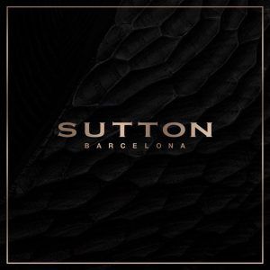 Las palabras "Sutton club Barcelona" aparecen sobre un fondo oscuro y texturizado con un patrón sutil. - ForTwo - Planes para parejas