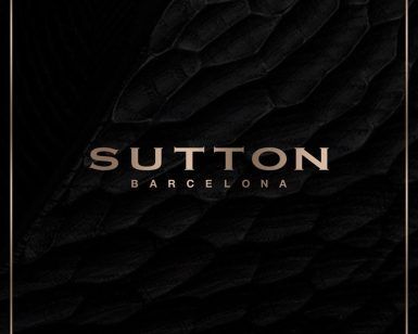 Las palabras "Sutton club Barcelona" aparecen sobre un fondo oscuro y texturizado con un patrón sutil. - ForTwo - Planes para parejas