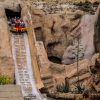 Los visitantes con una "Entrada para Terra Mítica" experimentan la emoción de descender una pendiente pronunciada en un paseo acuático ubicado entre imponentes acantilados rocosos, creando recuerdos inolvidables desde el inicio hasta el chapoteo. - ForTwo - Planes para parejas