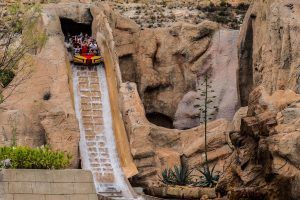 Los visitantes con una "Entrada para Terra Mítica" experimentan la emoción de descender una pendiente pronunciada en un paseo acuático ubicado entre imponentes acantilados rocosos, creando recuerdos inolvidables desde el inicio hasta el chapoteo. - ForTwo - Planes para parejas