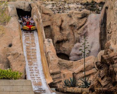 Los visitantes con una "Entrada para Terra Mítica" experimentan la emoción de descender una pendiente pronunciada en un paseo acuático ubicado entre imponentes acantilados rocosos, creando recuerdos inolvidables desde el inicio hasta el chapoteo. - ForTwo - Planes para parejas