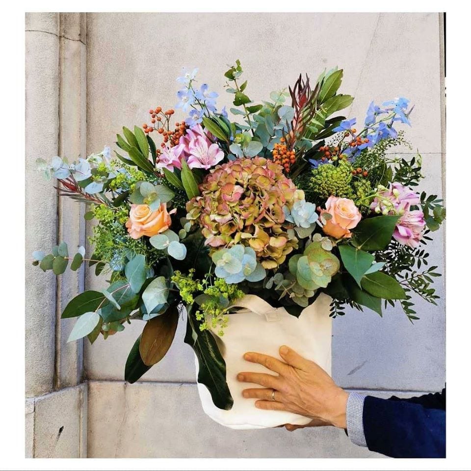 ramo de flores empresa tiestö