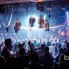 Una animada discoteca de Barcelona, adornada con luces de colores y bailarines enérgicos, refleja un ambiente que recuerda la onda Bling Bling Barcelona. - ForTwo - Planes para parejas
