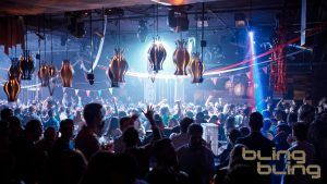 Una animada discoteca de Barcelona, adornada con luces de colores y bailarines enérgicos, refleja un ambiente que recuerda la onda Bling Bling Barcelona. - ForTwo - Planes para parejas