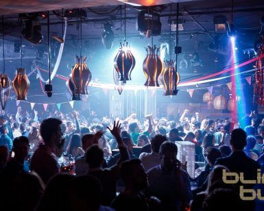 Una animada discoteca de Barcelona, adornada con luces de colores y bailarines enérgicos, refleja un ambiente que recuerda la onda Bling Bling Barcelona. - ForTwo - Planes para parejas