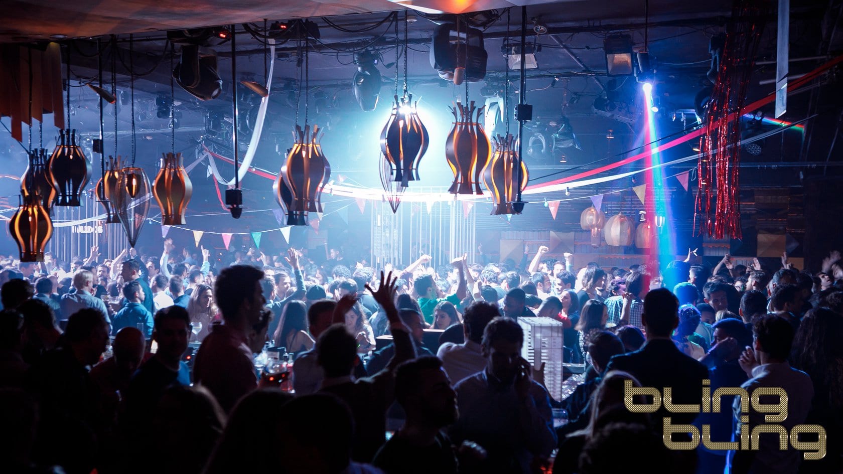 Una animada discoteca de Barcelona, adornada con luces de colores y bailarines enérgicos, refleja un ambiente que recuerda la onda Bling Bling Barcelona. - ForTwo - Planes para parejas