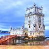 La imagen captura la Torre de Belém en Lisboa, Portugal, junto al mar bajo un cielo nublado al atardecer, mostrando una vista impresionante como las de la 'Vuelta en barco hasta Belém con tour por el barrio (Lisboa)'. - ForTwo - Planes para parejas