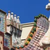 Sumérgete en los vivos tonos de un colorido tejado de tejas adornado con intrincados detalles y contrastado con un cielo azul claro: un impresionante reflejo de la Barcelona modernista, que se hace eco del genio de Gaudí con "Tour gratuito de Gaudí y la Barcelona modernista". - ForTwo - Planes para parejas