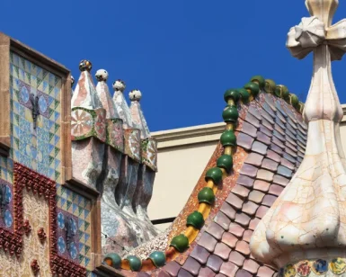 Sumérgete en los vivos tonos de un colorido tejado de tejas adornado con intrincados detalles y contrastado con un cielo azul claro: un impresionante reflejo de la Barcelona modernista, que se hace eco del genio de Gaudí con "Tour gratuito de Gaudí y la Barcelona modernista". - ForTwo - Planes para parejas