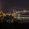 Experimente la magia de la vista nocturna de Budapest con los edificios iluminados y los reflejos del Puente de las Cadenas sobre el río Danubio. Sumérjase en una ciudad llena de misterios e historia con nuestro Tour de leyendas y misterios de Budapest. - ForTwo - Planes para parejas