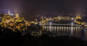 Experimente la magia de la vista nocturna de Budapest con los edificios iluminados y los reflejos del Puente de las Cadenas sobre el río Danubio. Sumérjase en una ciudad llena de misterios e historia con nuestro Tour de leyendas y misterios de Budapest. - ForTwo - Planes para parejas