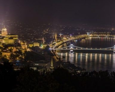 Experimente la magia de la vista nocturna de Budapest con los edificios iluminados y los reflejos del Puente de las Cadenas sobre el río Danubio. Sumérjase en una ciudad llena de misterios e historia con nuestro Tour de leyendas y misterios de Budapest. - ForTwo - Planes para parejas