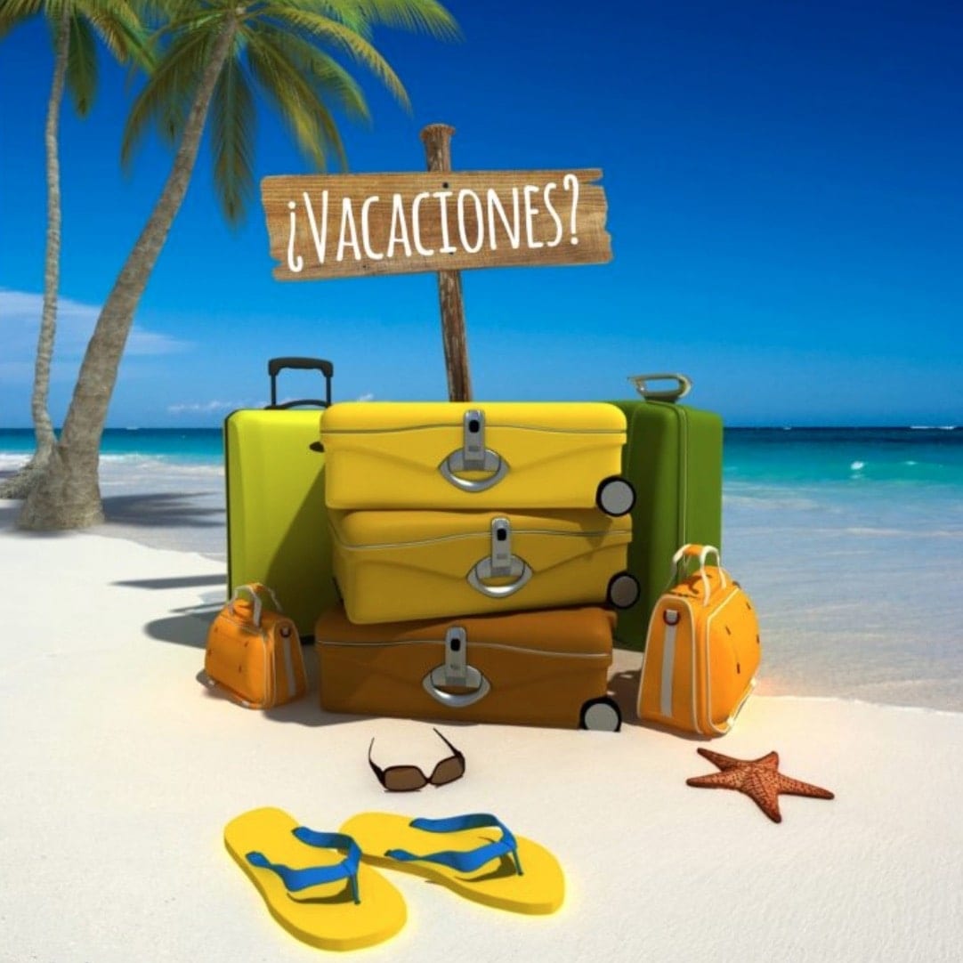 Maletas coloridas en una playa soleada con un cartel de "¿Vacaciones?" junto a palmeras, chanclas y una estrella de mar te invitan a cambiar tus planes de escape room en Madrid por relajación. Producto: "¿Vacaciones?" - Un escape room de Dale al coco (Madrid). - ForTwo - Planes para parejas