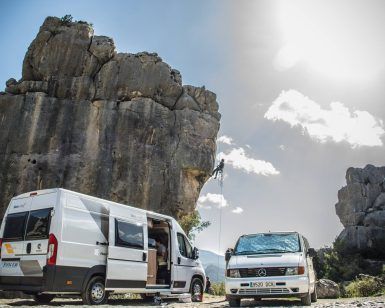 Dos Escapada romántica en furgoneta camperizada con Vantrip (Barcelona) están aparcadas junto a formaciones rocosas; un escalador escala la roca bajo un cielo soleado con nubes dispersas, ideal para este emocionante vantrip. - ForTwo - Planes para parejas