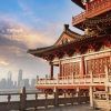 La escena presenta un edificio tradicional chino de "Viaje a China: de Pekín a Shanghai", con vistas al vibrante horizonte de Shanghai al atardecer, con detalles ornamentados bajo un cielo nublado. - ForTwo - Planes para parejas