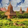 Los templos antiguos ubicados en una exuberante vegetación bajo los cielos nublados de Bagan atraen a los viajeros a un inolvidable Viaje a Birmania. - ForTwo - Planes para parejas