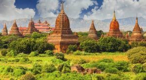 Los templos antiguos ubicados en una exuberante vegetación bajo los cielos nublados de Bagan atraen a los viajeros a un inolvidable Viaje a Birmania. - ForTwo - Planes para parejas