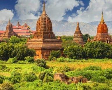 Los templos antiguos ubicados en una exuberante vegetación bajo los cielos nublados de Bagan atraen a los viajeros a un inolvidable Viaje a Birmania. - ForTwo - Planes para parejas