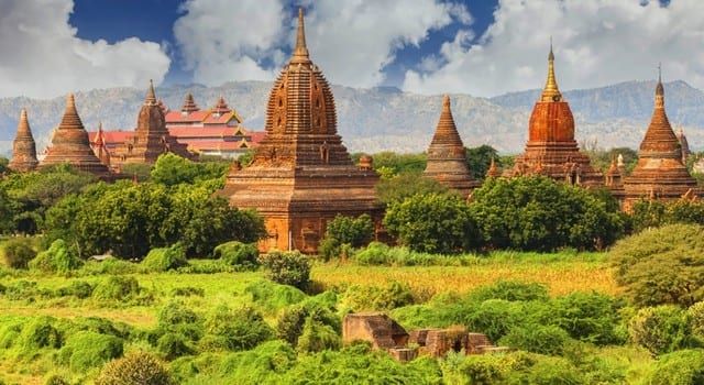 Los templos antiguos ubicados en una exuberante vegetación bajo los cielos nublados de Bagan atraen a los viajeros a un inolvidable Viaje a Birmania. - ForTwo - Planes para parejas