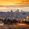 Sea testigo del impresionante atardecer en el horizonte de Jerusalén en su Viaje a Jerusalén de 5 días, donde la Cúpula de la Roca y el paisaje urbano se fusionan en cálidos tonos dorados. - ForTwo - Planes para parejas