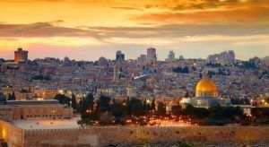 Sea testigo del impresionante atardecer en el horizonte de Jerusalén en su Viaje a Jerusalén de 5 días, donde la Cúpula de la Roca y el paisaje urbano se fusionan en cálidos tonos dorados. - ForTwo - Planes para parejas