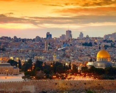 Sea testigo del impresionante atardecer en el horizonte de Jerusalén en su Viaje a Jerusalén de 5 días, donde la Cúpula de la Roca y el paisaje urbano se fusionan en cálidos tonos dorados. - ForTwo - Planes para parejas
