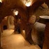 Revisite la antigua bodega de piedra, poco iluminada, de la Bodega Muñoz Martín en Madrid, con sus pasadizos abovedados y una urna de barro. Una joya infravalorada entre los viñedos, captura el encanto atemporal de la herencia vinícola española. Incluye cata opcional. - ForTwo - Planes para parejas