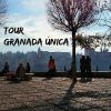 Personas disfrutando de una vista panorámica de la Alhambra de Granada bajo un cielo despejado, con texto: Visita guiada de Granada es única, ruta histórica para una experiencia inolvidable. - ForTwo - Planes para parejas