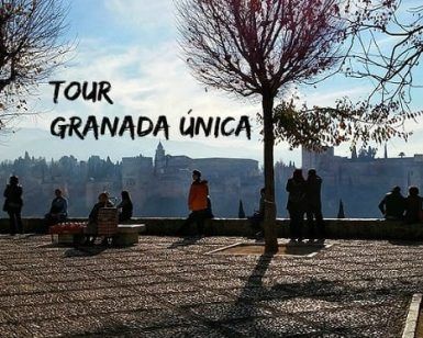Personas disfrutando de una vista panorámica de la Alhambra de Granada bajo un cielo despejado, con texto: Visita guiada de Granada es única, ruta histórica para una experiencia inolvidable. - ForTwo - Planes para parejas