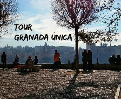 Personas disfrutando de una vista panorámica de la Alhambra de Granada bajo un cielo despejado, con texto: Visita guiada de Granada es única, ruta histórica para una experiencia inolvidable. - ForTwo - Planes para parejas