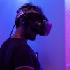Un usuario se pone los auriculares Realidad Virtual en Pareja en Oasis VR Experience en San Sebastián de los Reyes, Madrid, y entra en un vibrante mundo virtual inundado de tonos morados y azules. - ForTwo - Planes para parejas