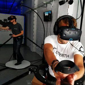 Inmersos en Vreamers, dos personas se ponen gafas y mandos de VR, convirtiendo su habitación en un viaje extraordinario con "Realidad Virtual sin límites en Madrid ¡Descubre Vreamers!. - ForTwo - Planes para parejas