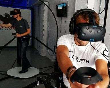 Inmersos en Vreamers, dos personas se ponen gafas y mandos de VR, convirtiendo su habitación en un viaje extraordinario con "Realidad Virtual sin límites en Madrid ¡Descubre Vreamers!. - ForTwo - Planes para parejas