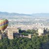 El Vuelo en globo en Granada ofrece un colorido paseo en globo aerostático sobre el paisaje urbano histórico de Granada, con exuberante vegetación y montañas distantes: una experiencia verdaderamente inolvidable. - ForTwo - Planes para parejas